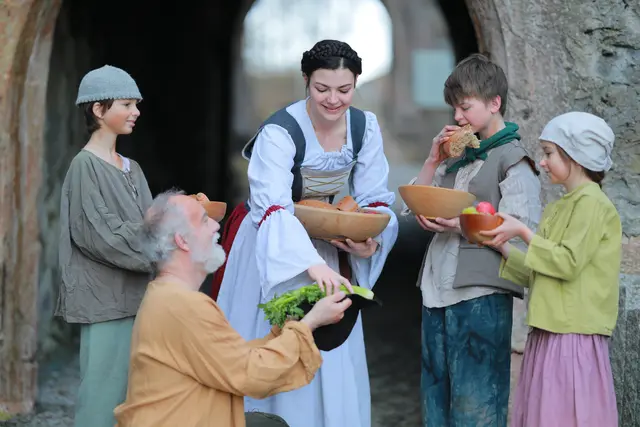 Im Bild: Alexander Necker, Alexander Schwarz, Alina Sprenger (als Notburga), Samuel Luchner, Sophia Weinberger | Foto: Schlossbergspiele Rattenberg 