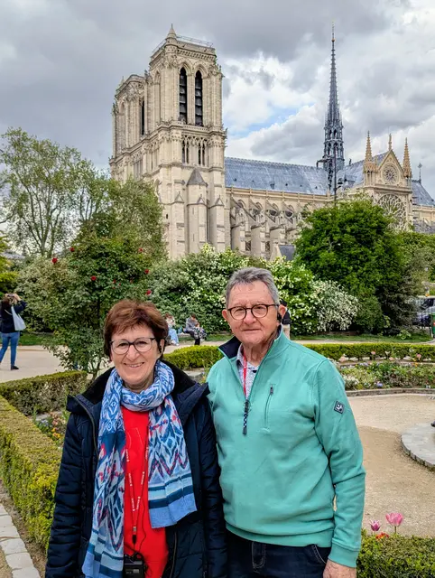 Am Bild Christa und Johann Buchinger vor der Kathedrale Notre-Dame. | Foto: Johann Buchinger