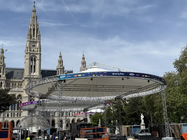 Eine Szene von den Aufbauarbeiten am Rathausplatz. | Foto: Antonio Šećerović/MeinBezirk