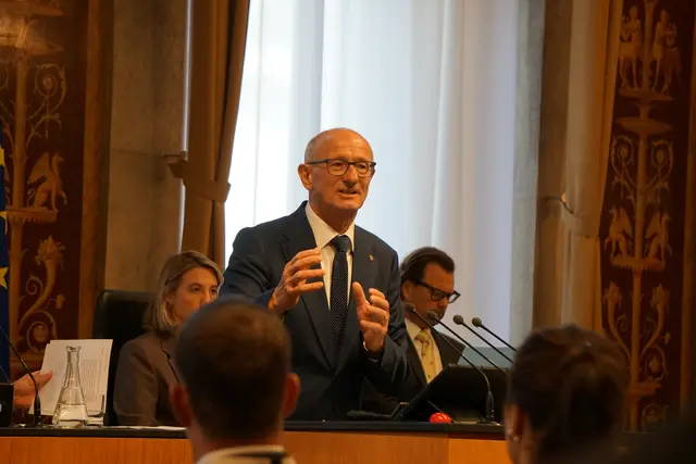 Landeshauptmann Anton Mattle während seiner Keynote zur Zukunft regionaler Entwicklung.
Er sprach über Digitalisierung, Energieversorgung und die Bedeutung gleichwertiger Lebensverhältnisse in allen Regionen. | Foto: meinbezirk/sprenger