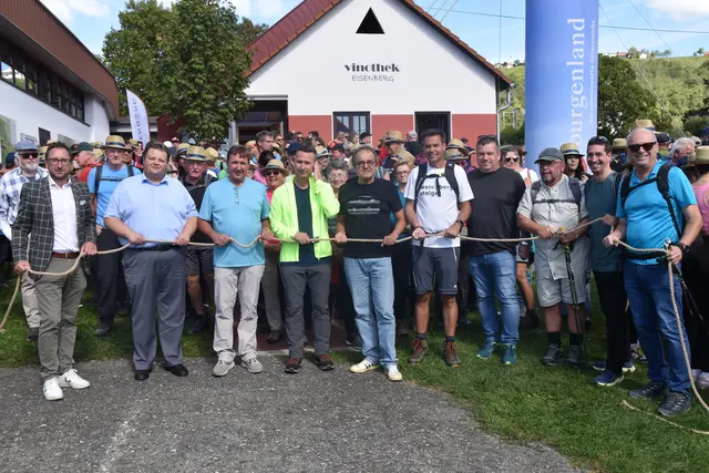 Der neue "Drei Weinberge-Rundweg" wurde im September 2025 bei der Vinothek Eisenberg offiziell eröffnet: Landtagsabgeordneter Bürgermeister Jürgen Dolesch (Stegersbach), Landtagsabgeordneter Bürgermeister Bernd Strobl (Ollersdorf), Bürgermeister Franz Wachter (Deutsch Schützen-Eisenberg), Landtagsabgeordneter Robert Hergovich, Josef "Pepo" Wiesler, Didi Tunkel (Burgenland Tourismus Geschäftsführer), Rainer Oswald (Amtsleiter Gemeinde Kohfidisch), Hans Peter Neun, Christian Zechmeister (Wein Burgenland) und Herbert Eberhardt | Foto: MeinBezirk/Michael Strini