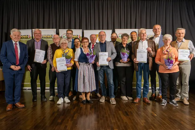 Landesobmann Josef Pühringer, Landesgeschäftsführer Bundesrat Franz Ebner, Bezirksobmann Wilhelm Auzinger und Ehrengäste aus der Region gratulierten den Vertretern der erfolgreichen Ortsgruppen. | Foto: OÖ Seniorenbund
