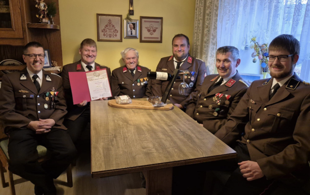 Alois Schenk (3. v. l.) im Kreise seiner Kameraden. Er mag's gesellig.  | Foto: FF Ödenkirchen