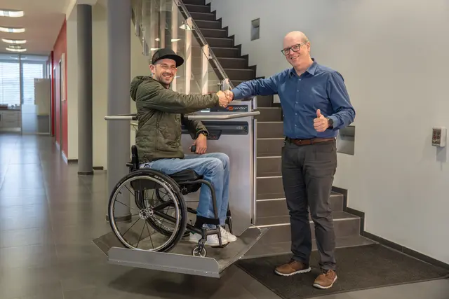 Florian Brungraber (links) und Ascendor Geschäftsführer Erwin Roither (rechts) bei seinem Besuch bei Ascendor.  | Foto: Ascendor GmbH