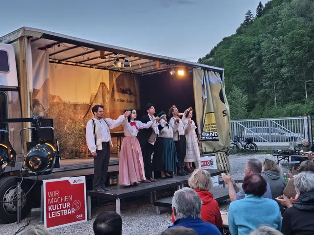 Die Schauspieler überzeugten mit einer humorvollen und temporeichen Inszenierung der Nestroy-Komödie „Umsonst!“. | Foto: Julia Steyrer