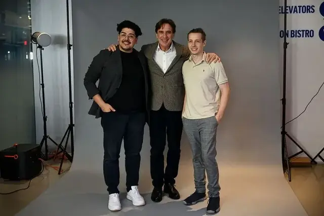 Radu Grosu in der Mitte - daneben seine ehemaligen Mitarbeiter Ramin Hasani (CEO von Liquid AI, links) und Mathias Lechner (CTO von Liquid AI, rechts).

 | Foto: Liquid AI