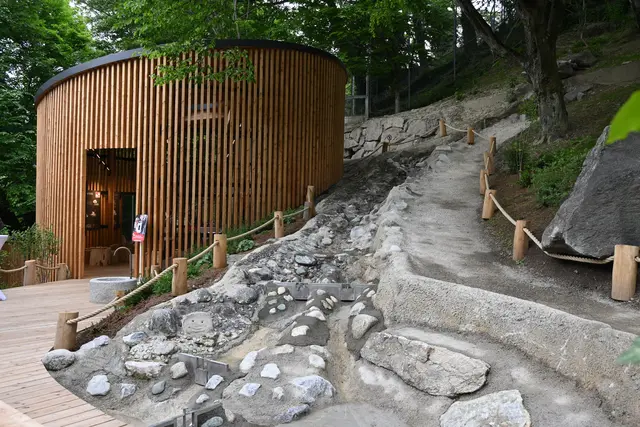 Artenschutz-Pavillon, Trinkbrunnen und Wasserspielplatz, davor eine Sitzbank zum Verweilen. Junge und junggebliebene Besuchende des Alpenzoos dürfen sich auf die neue Zone freuen.  | Foto: Königer