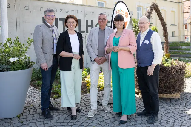 Billa Vertriebsdirektor Thomas Steingruber, Landesrätin Michaela Langer-Weninger, Josef Lehner, Geschäftsführer der Handelsinitiative Genussland OÖ, Birgit Stockinger, Stabstellenleiterin Genussland OÖ, und Josef Strutz-Winkler, Landesgremialobmann Lebensmittelhandel in der WKOÖ | Foto: Land OÖ/Margot Haag