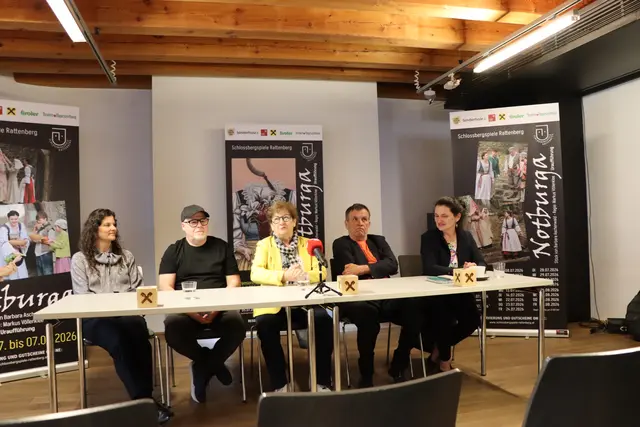 Am 6. Mai wurde das Stück „Notburga – die Feierabendheilige" präsentiert. Im Bild (v.l): Künstlerin Susanne Liner, künstlrischer Leiter Peter Wolf, Obfrau der Schlossbergspiele Claudia Lugger, Regisseur Markus Völlenkleeder, und Autorin des Stücks Barbara Aschenwelt | Foto: Martina Obertimpfler 