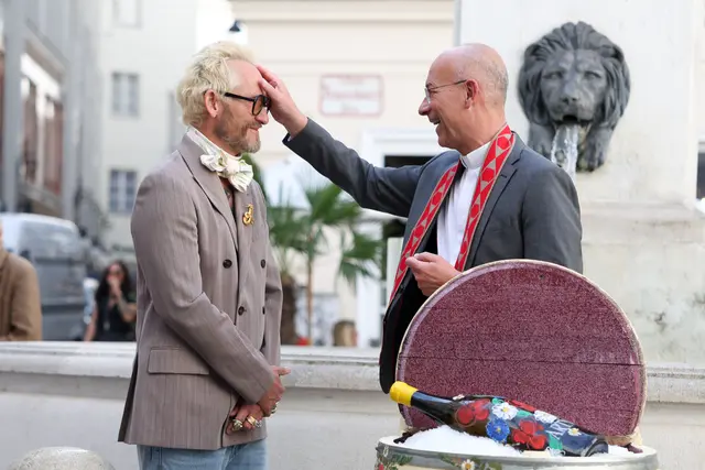 Einer der bewegendsten Augenblicke war die Segnung des Fasses und des Künstlers Franz Josef Baur durch Dompfarrer Anton Faber. | Foto: Katharina Schiffl