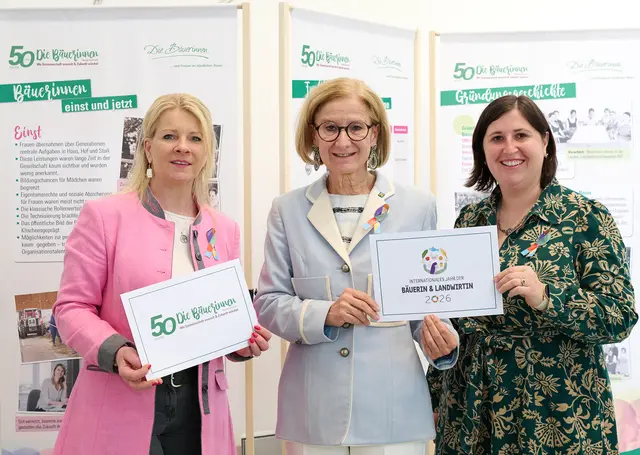 Landesbäuerin Irene Neumann-Hartberger, LH Johanna Mikl-Leitner und Bäuerinnen NÖ-GF Christine Habertheuer | Foto: NLK Pfeiffer