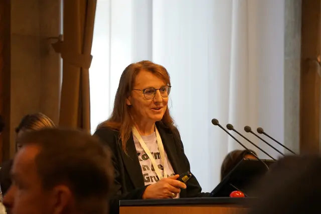 Andrea Fink von der Freiwilligenpartnerschaft Tirol im Panel zum Ehrenamt.
Sie stellte Zahlen und Entwicklungen zum freiwilligen Engagement in Österreich vor und betonte dessen gesellschaftliche Bedeutung. | Foto: meinbezirk/sprenger