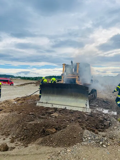 Brand einer Schubraupe in Tillmitsch: Beim Eintreffen der Einsatzkräfte stand das Fahrzeug bereits in Vollbrand. Dank des raschen Eingreifens mehrerer Feuerwehren konnte das Feuer schnell unter Kontrolle gebracht und gelöscht werden. | Foto: FF Tillmitsch