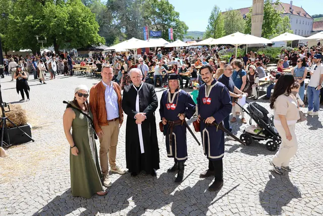 Kerstin Friedl, Veranstaltungsmanagement Stift Klosterneuburg, Bürgermeister Christoph Kaufmann (ÖVP), Stiftsdechant Clemens Galban, Alexander Lung, Leiter des Marktamtes der Stadt Klosterneuburg, und Matthias Hofmeister-Kiss, Kulturleiter des Stifts Klosterneuburg. | Foto: Stadt Klosterneuburg / Lutz