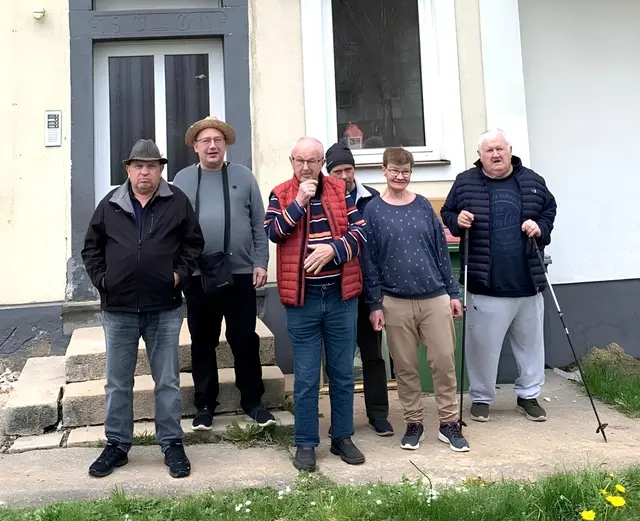 Die zukünftigen Bewohner bei ihrem Baustellen-Besuch in Ulrichsberg.  | Foto: Arcus