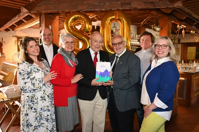 Manfred und Erika Adensamer mit ihren drei Kindern Johannes, Monika und Teresa sowie Pfarrer Bogdan Pelc und GR a.D. Leopold Habres. | Foto: 2026psb/sap