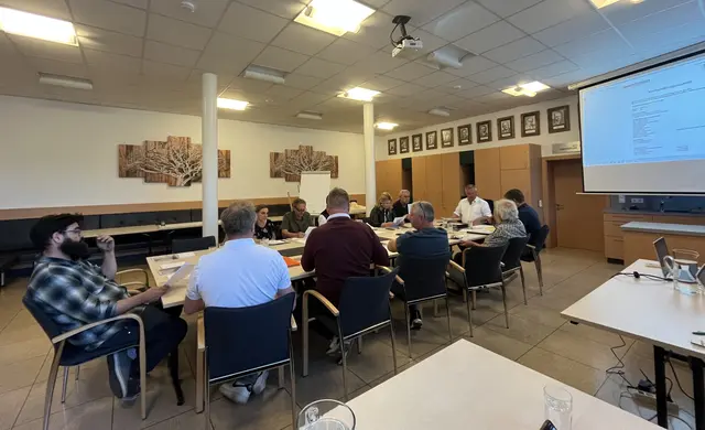 Bgm Andreas Ehrenstrasser präsentierte den Finanzierungsplan für das Altenwohn- und Pflegeheim.   | Foto: Barbara Fluckinger