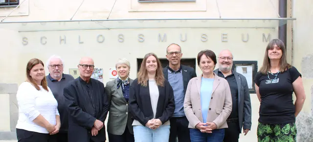 Vorstand und Mitarbeiter des Schlossmuseums (von links): Birgit Schaumberger, Fritz Fellner, Christian Hackl, Katharina Rotschne, Bettina Stütz, Herbert Pointner, Paula Kiesenhofer, Leo Putschögl und Christine Ateek. | Foto: Alexandra Grill