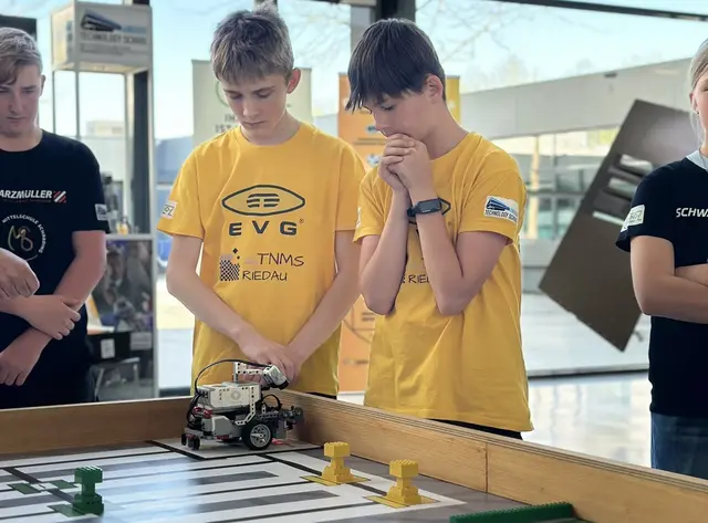 Die Schüler fieberten ordentlich mit. Denn: Die Lego-Roboter mussten so programmiert werden, dass sie Objekte erkennen, aufnehmen und gezielt platzieren können. 