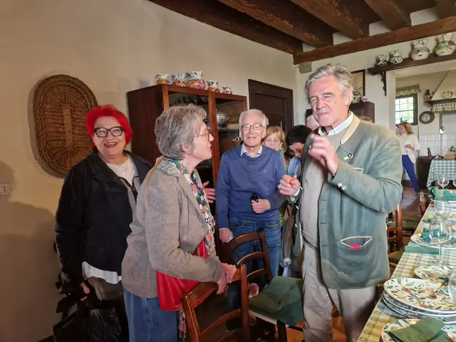 Kulturfahrt zu Trigeniale Brda 26: Villa Gallici Deciani: Conte Luigi Deciani begrüßt seine Gäste beim Aperitif!                   