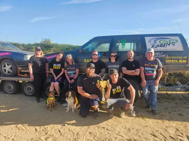 Gesamtsieger Andreas Hubmer und Tobias Reischer gemeinsam mit Georg Gschwandner, Inhaber und Leiter der EASY DRIVERS Fahrschule in Berndorf/Bad Vöslau, sowie dem NO ROADRUNNING-Team | Foto: EASY DRIVERS NO ROADRUNNING