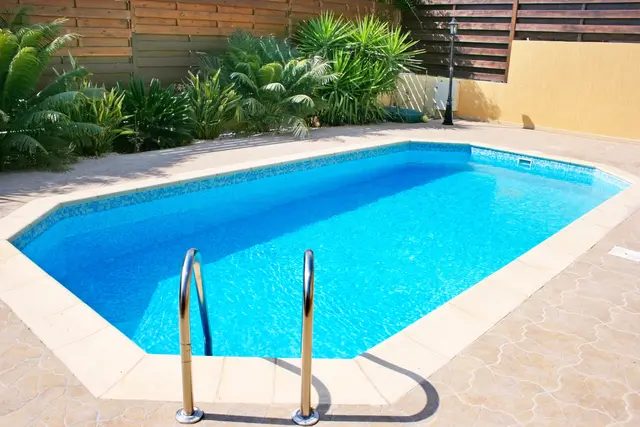 Beispiel: ein Pool mit einer Fläche von vier mal zwei Metern, der 1,40 Meter tief ist, fasst bereits 14.000 Liter Wasser. | Foto: Smarterpix/Ruzanna