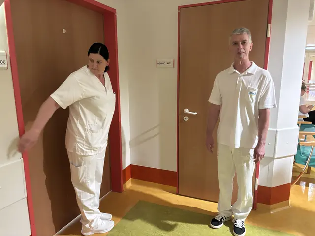 Wolfgang Winter und Ernestine Petz führen durch die Tages- und Wochenklinik. | Foto: Alexandra Goll