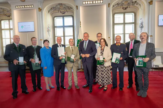 Landeshauptmann Mario Kunasek und Landeshauptmann-Stv. Manuela Khom gratulierten den mit dem Goldenen Ehrenzeichen des Landes Steiermark ausgezeichneten Persönlichkeiten in der Aula der Alten Universität.