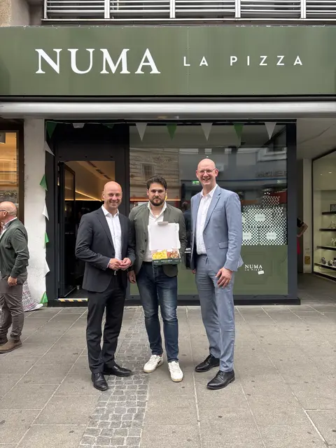 Vizebürgermeister Martin Hajart (ÖVP), Numa Inhaber Fabio König und Wirtschaftsstadtrat Thomas Gegenhuber (SPÖ). | Foto: Stadt Linz