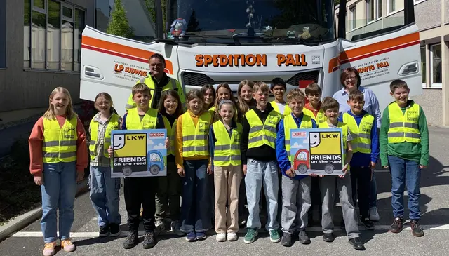 Die Schülerinnen und Schüler der vierten Klasse mit Klassenlehrerin Julia Rois und Lkw-Fahrer Peter Varga mit den Kindern
