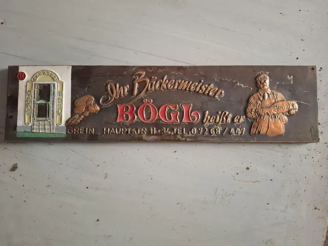 Bäckerein Bögl, Grein. Kulturwissenschaftler Dr. Karl Hohensinner: Schilder, die vor Jahren noch aktuell waren, haben bei Experten heute schon Kultstatus. In Grein wurden besondere Exemplare von einem Gemeindemitarbeiter „gerettet“ und jetzt in einem Depot entdeckt.  | Foto: Robert Zinterhof