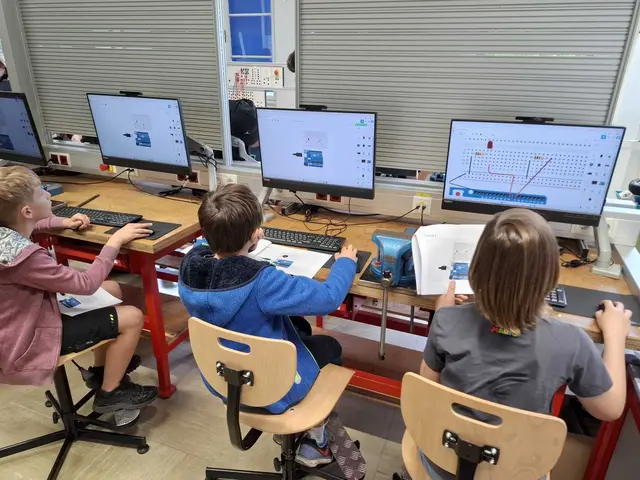 Die Schüler:innen der Volksschule I + II Mistelbach wagten ihre ersten Schritte in die Welt der Mikrocontroller und tauchten dabei spielerisch in Programmierung und Schaltungsbau ein. | Foto: PTS Mistelbach