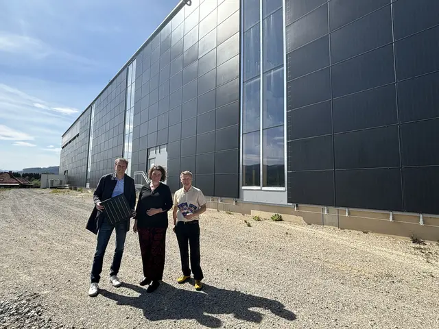 Johann Huber, Anja Benesch und Hubert Steiner bei der offiziellen Eröffnungsfeier der neuen Sonnenstromanlage bei der Spedition Huber in St. Lorenzen. | Foto: MeinBezirk/Angelika Kern