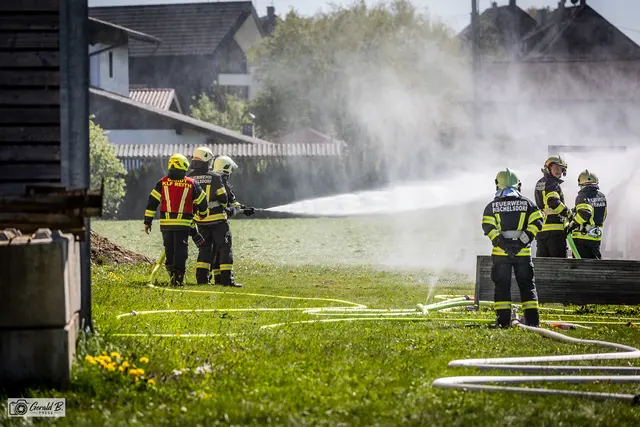 Bei der Abschlussübung trainierten die neuen Feuerwehrmitglieder einen Löschangriff unter realen Bedingungen. | Foto: Gerald B.