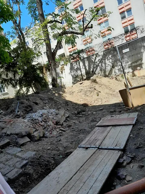 Die Bauarbeiten im Innenhof der Wehrgasse 6 sind im Gang.  | Foto: zVg