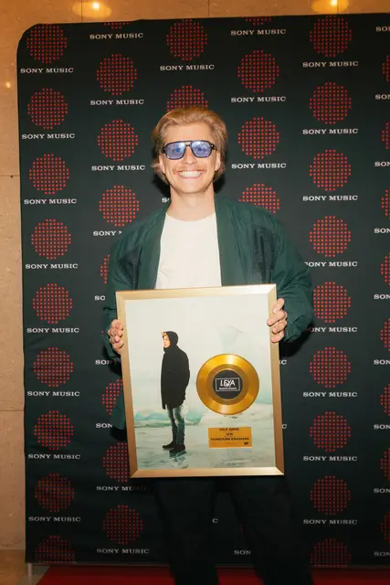 Thorsteinn Einarsson erhält Gold Award für seine Debüt-Single "Leyla". | Foto: Fabian Karner