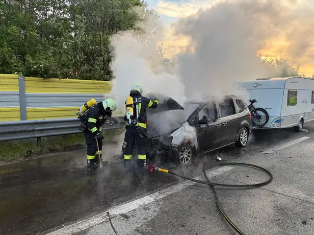 Ein Übergreifen der Flammen auf den angehängten Wohnwagen konnte verhindert werden. | Foto: Freiwillige Feuerwehr St. Georgen im Attergau