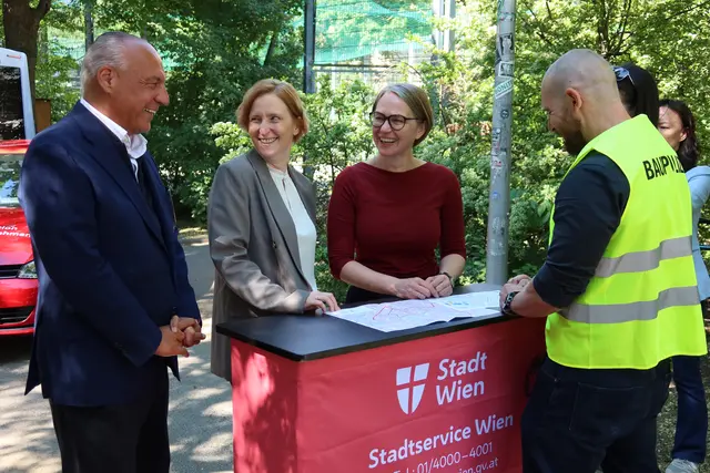 Leiter Stadtservice und Sofortmaßnahmen Walter Hillerer, Stadträtin Elke Hanel-Torsch, Bezirkschefin Michaela Schüchner (beide SPÖ) und Leiter der MA 37 - Baupolizei Bernhard Gutternigh (v.l.) | Foto: Patricia Hillinger/MeinBezirk