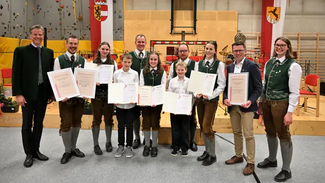Geehrte und Ausgezeichnete mit ihren ersten Gratulanten im Rahmen des Frühlingskonzerts 2026 der Dorfmusik Wölting. | Foto: DM-Wölting