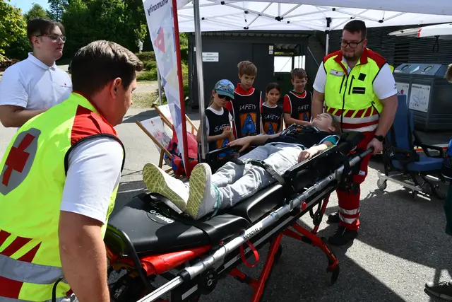 Zwischen den Wettbewerben konnten die Schülerinnen und Schüler außerdem die Arbeit der Einsatzkräfte beobachten. | Foto: SZSV