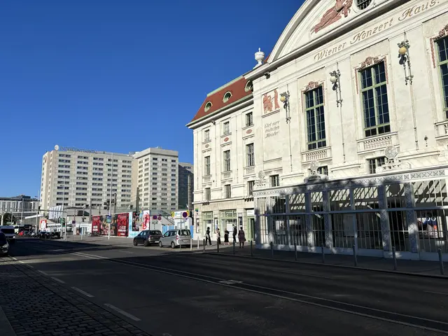 Schülerinnen und Schüler der Neuen Mittelschule Brüßlgasse – der Patenschule im Wiener Konzerthaus 2025/26 – stehen am Mittwoch, 13. Mai, von 11 bis 12 Uhr auf der Bühne des Berio-Saals des Wiener Konzerthauses. | Foto: Nicole Gretz-Blankenstein/MeinBezirk