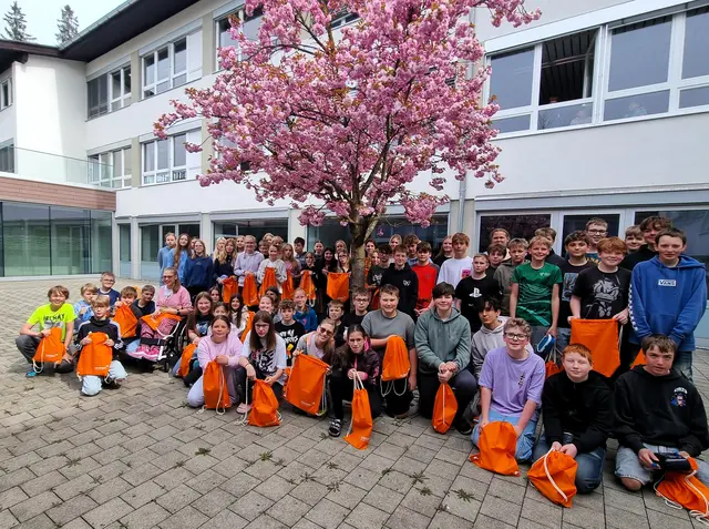 72 Schülerinnen und Schüler der 3. Klassen Mittelschule Kössen tauchten zwei Tage lang in die Welt der Lehrberufe ein. | Foto: Ortsmarketing Kössen