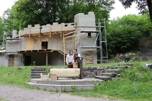 Im Rahmen der Pressekonferenz wurde eine Szene am Schlossberg gespielt.  | Foto: Martina Obertimpfler