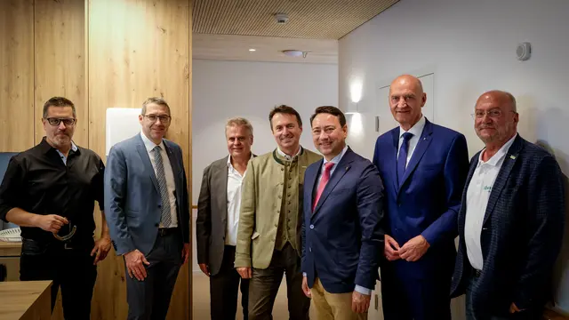 Wohnhausleiter Steyr 2 Hans-Jörg Morri, Bürgermeister der Stadt Steyr Markus Vogl, Obmann der Arbeitsgruppe Steyr LH OÖ KommR Gunter Mayrhofer, Präsident LH OÖ Stefan Hutter, Landeshauptmann-Stellvertreter Manfred Haimbuchner, Landesrat Christian Dörfel und Geschäftsführer LH OÖ Gerhard Scheinast freuen
sich über die Eröffnung des neuen Wohnhauses in Steyr am Tabor (v. li.). | Foto: Lebenshilfe Oö