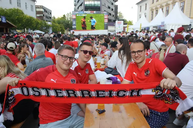 Public Viewing am Karmeliterplatz. 