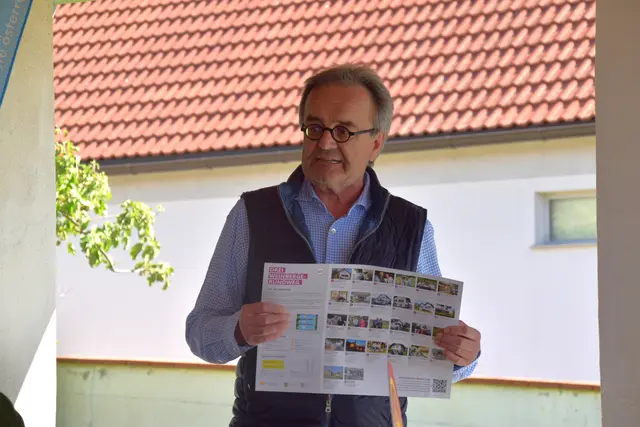 Josef Wiesler präsentierte die Betriebe auf einer analogen Übersichtskarte. | Foto: MeinBezirk/Michael Strini