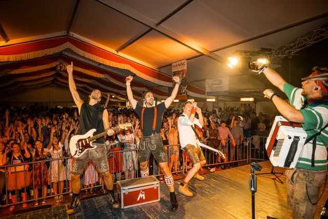 Beim Katsdorfer Zeltfest wird an gleich drei Abenden gefeiert. Am Sonntagabend tritt die Mountain Crew auf, hier am Bild 2025. | Foto: Photography Tobias Schartner