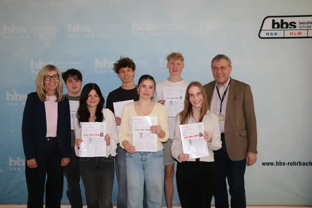 Sechs Schüler glänzen bei Cambridge-Prüfung, zwei erreichen C2