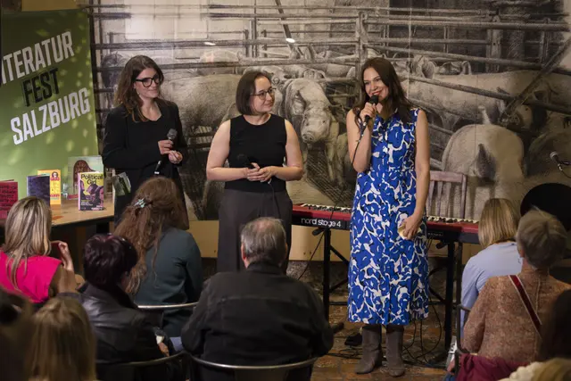 Im Weinarchiv des Arthotel Blaue Gans fand die Programmpräsentation des 18. Literaturfest Salzburg statt. Das neue Leitungsteam rund um Birgit Birnbacher, Carmen Schwarz und Nadine Samija, präsentierte die Programmpunkte des Festes. | Foto: Erika Mayer