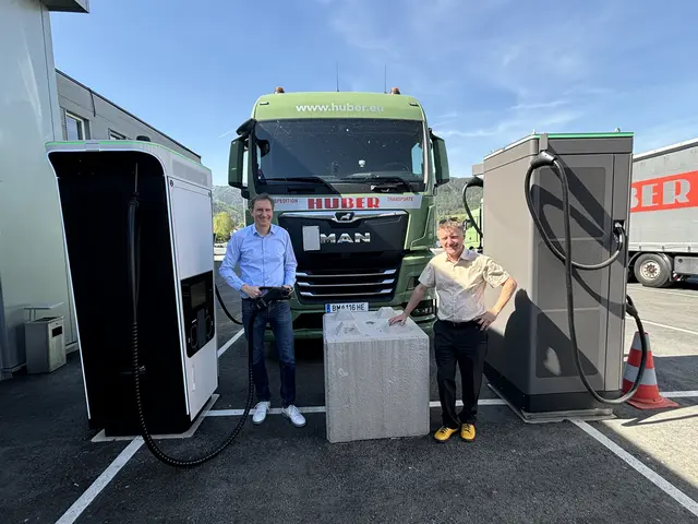 Johann Huber und Hubert Steiner bei einer LKW-Ladestation am Firmengelände. | Foto: MeinBezirk/Angelika Kern